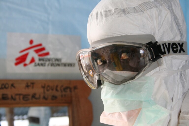 Un miembro del personal de MSF en el centro de tratamiento del Ébola en Monrovia. MSF