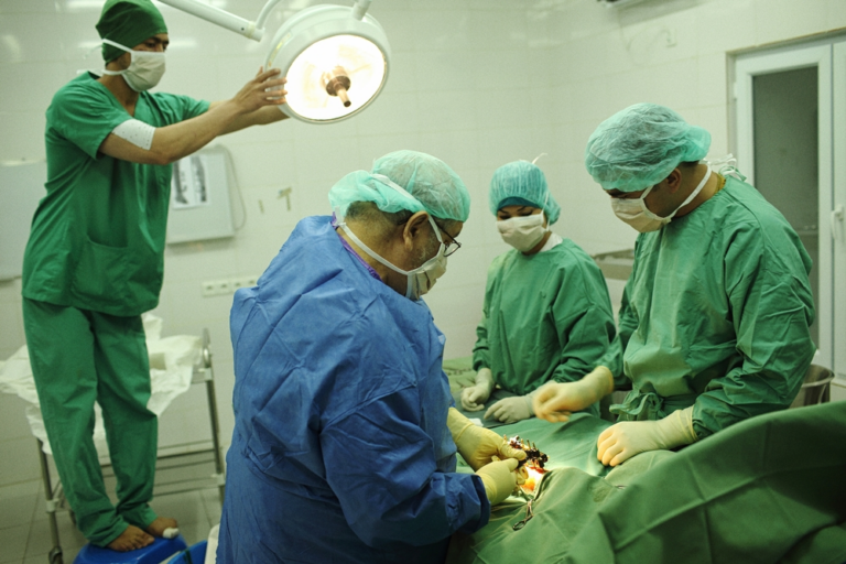 El Dr. Edgar Escalante (en el centro) realiza una cirugía de pierna en el Centro de Traumatología de Kunduz de Médicos Sin Fronteras (MSF) el 19 de mayo de 2015. © Andrew Quilty/Oculi