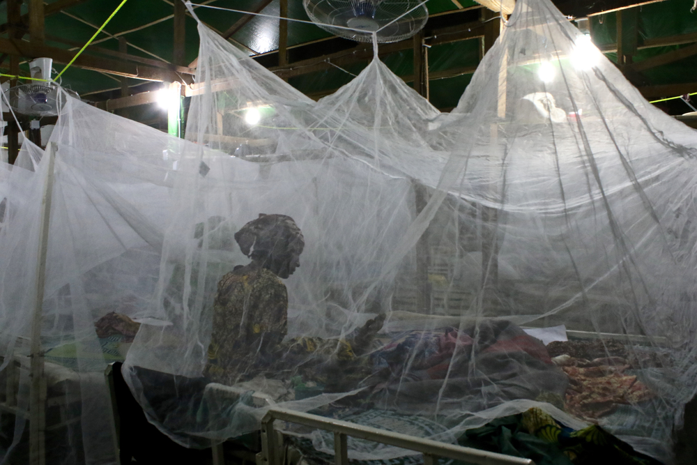 El equipo comunitario de MSF, lideran una actividad de dibujar y colorear en la que los menores encuentran un momento lúdico y de entretenimiento