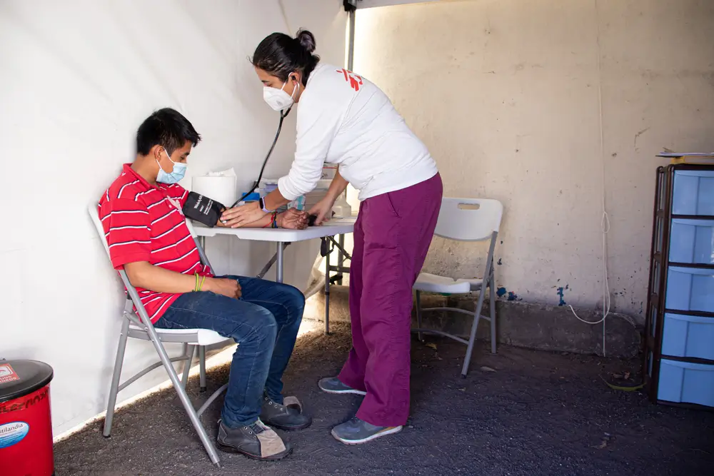 Una integrante de Médicos Sin Fronteras brinda consultas a personas migrantes y refugiadas en Guatemala, garantizando su bienestar y su protección en situaciones vulnerables.