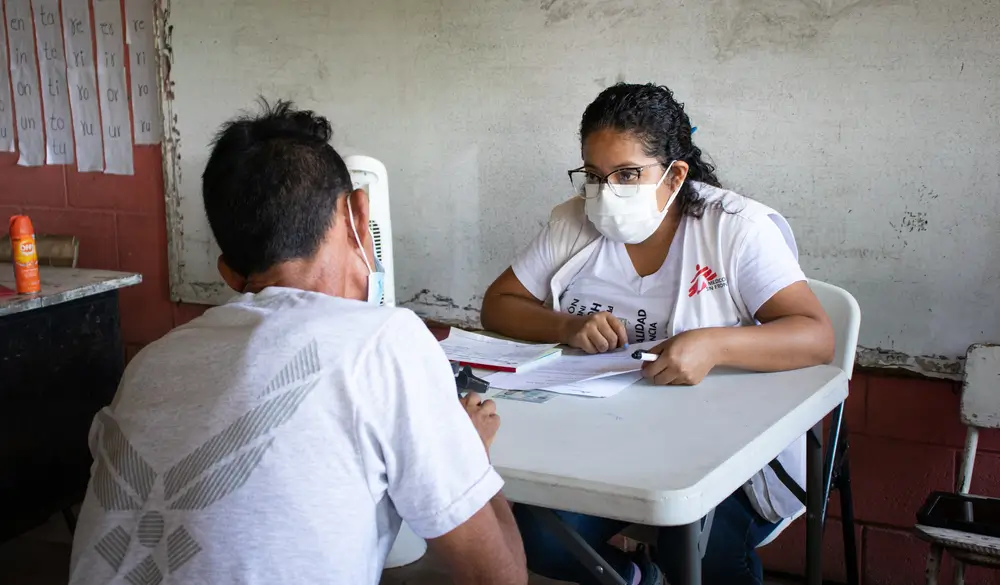 Una trabajadora de Médicos Sin Fronteras durante una consulta con un paciente que padece enfermedad renal crónica.