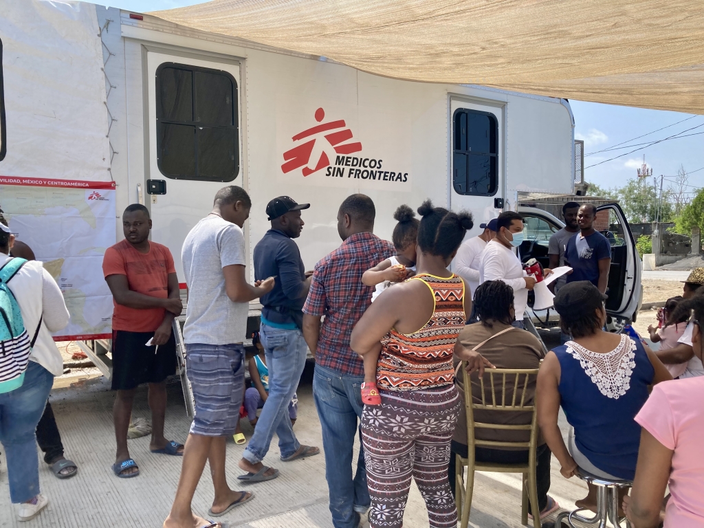 Médicos Sin Fronteras atendiendo a personas migrantes en Nuevo Laredo mediante clínicas móviles