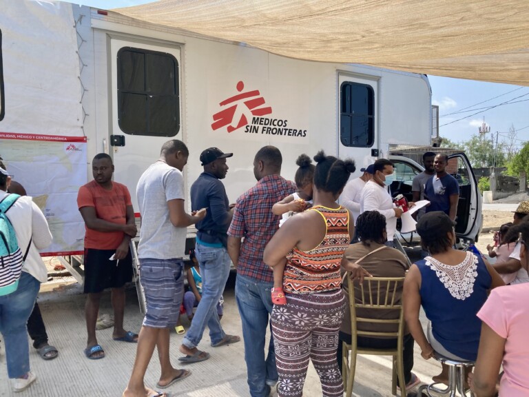 Médicos Sin Fronteras atendiendo a personas migrantes en Nuevo Laredo mediante clínicas móviles