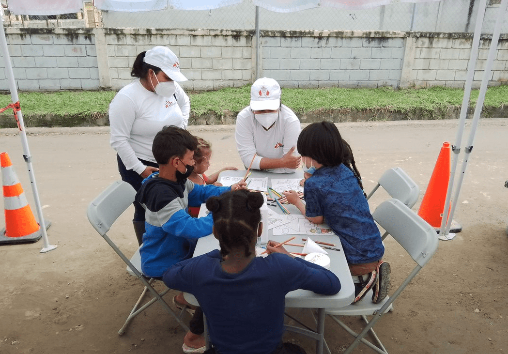 El equipo comunitario de MSF, lideran una actividad de dibujar y colorear en la que los menores encuentran un momento lúdico y de entretenimiento