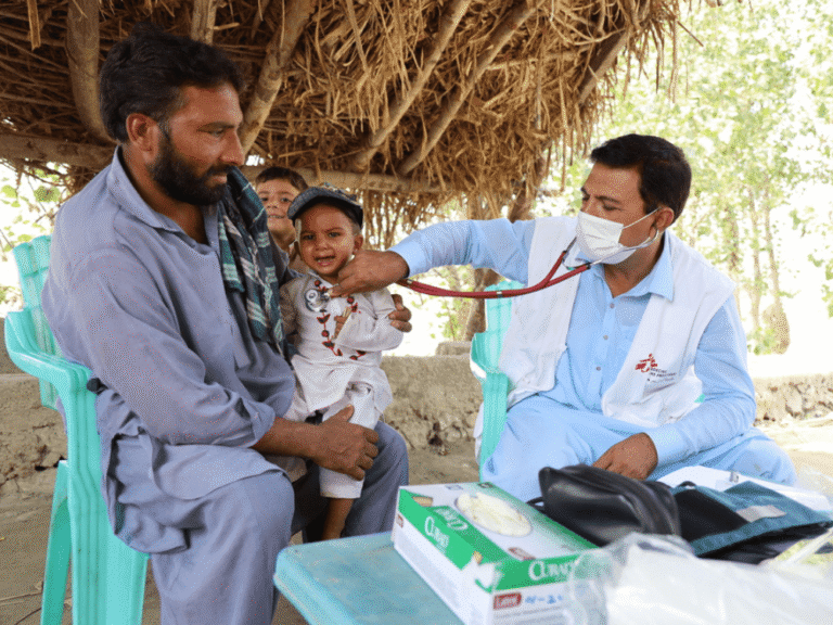 MSF brinda acceso a agua limpia mediante el establecimiento de seis pozos protegidos en Mozambique.