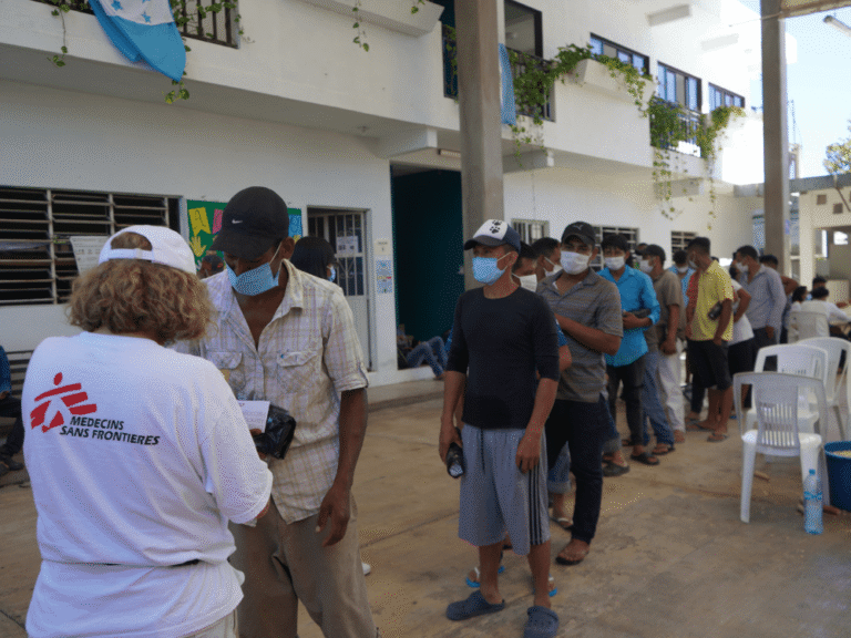 Palestinos desplazados que salieron con sus pertenencias de Rafah, en el sur de la Franja de Gaza,