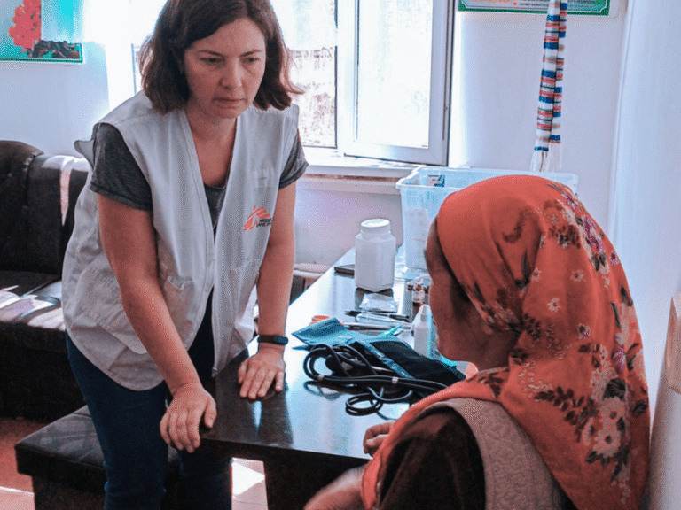 Mujeres y niños se refugian en el hospital de Al Aqsa en Gaza. El hospital se satura con la llegada de vísctimas en masa.