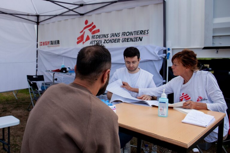 MSF brinda consultas médicas en clínicas móviles en Ter Apel, Países Bajos