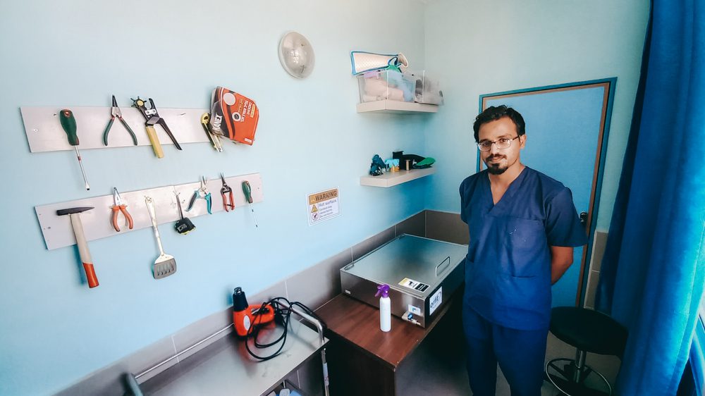 Yousef Alwikhery, terapeuta ocupacional de MSF, en su sala de trabajo, en Gaza