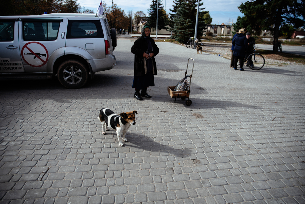 El equipo de MSF brinda atención médica a la población de Lyman