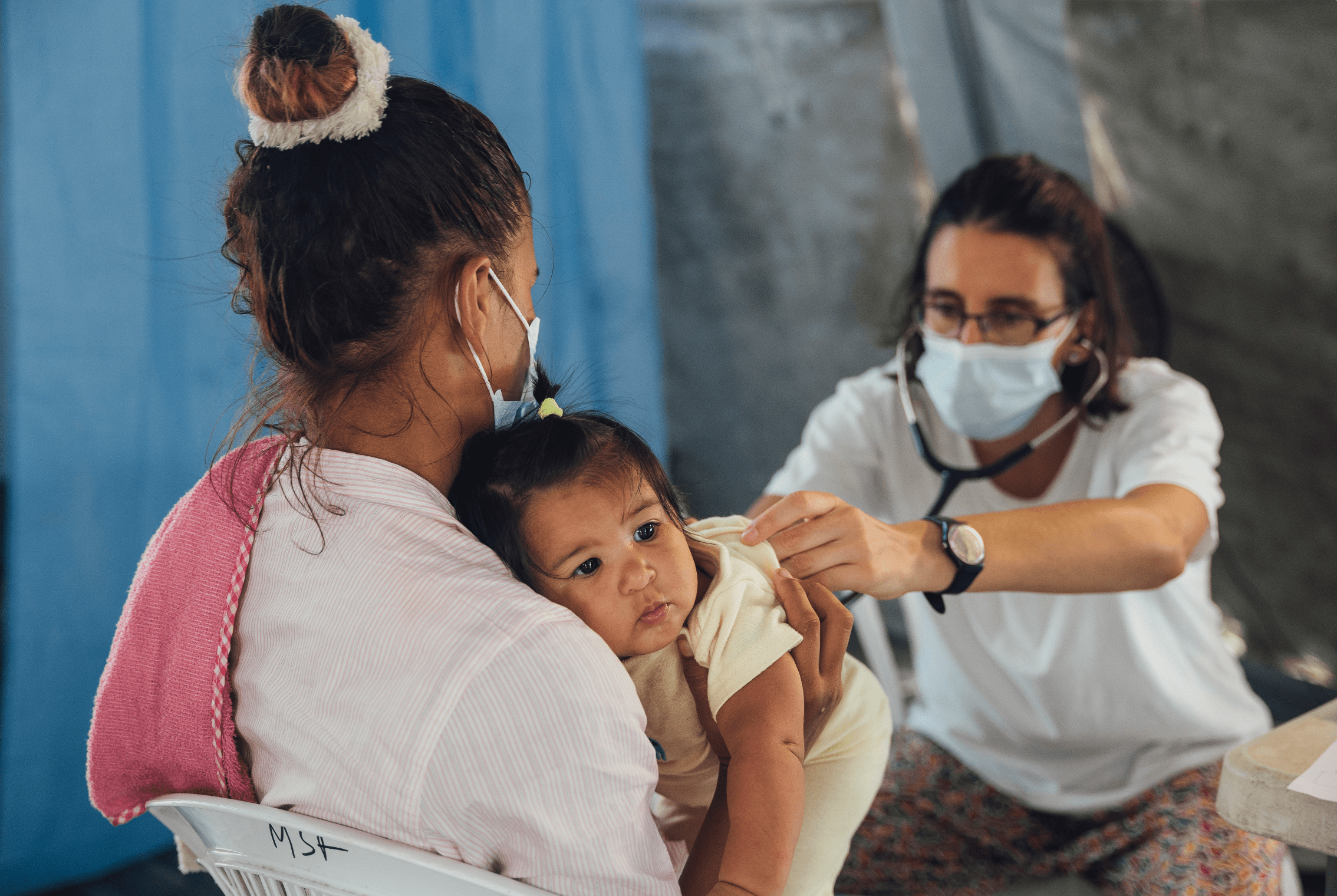 Una consulta médica del equipo de MSF en la estación migratoria de San Vicente.