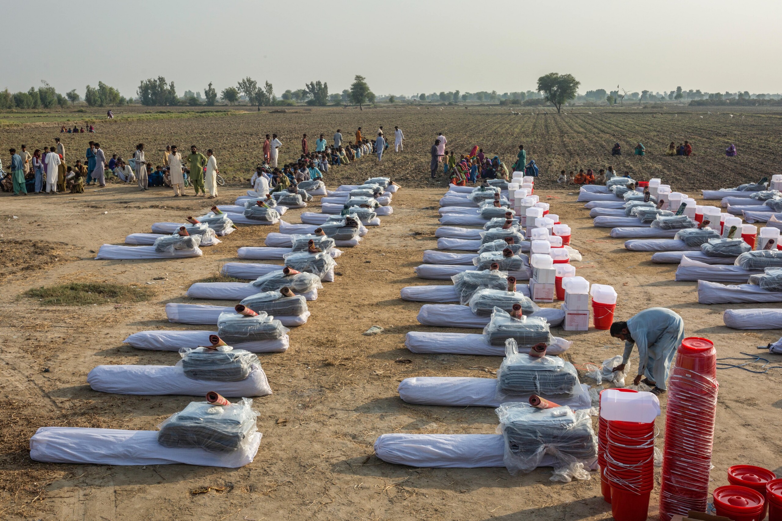 Los equipos de MSF organizan artículos no alimentarios para su distribución en un pueblo cerca de Sanghar, provincia de Sindh. Pakistán