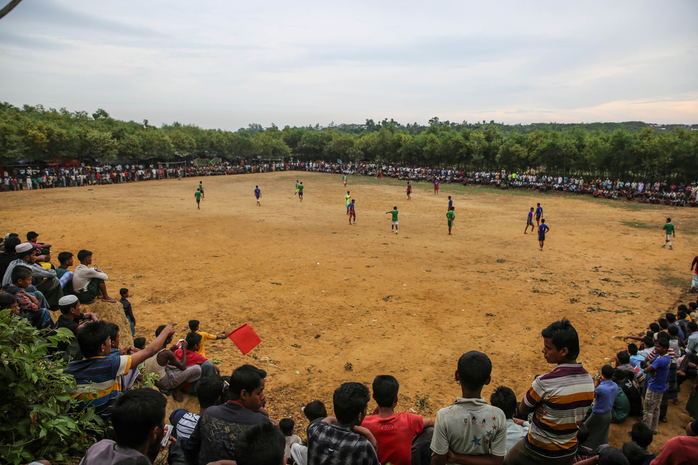 Personas refugiadas rohingyas se reúnen para jugar al fútbol en el campo de Tasnimarkhola, en Bangladesh. Noviembre 2017 