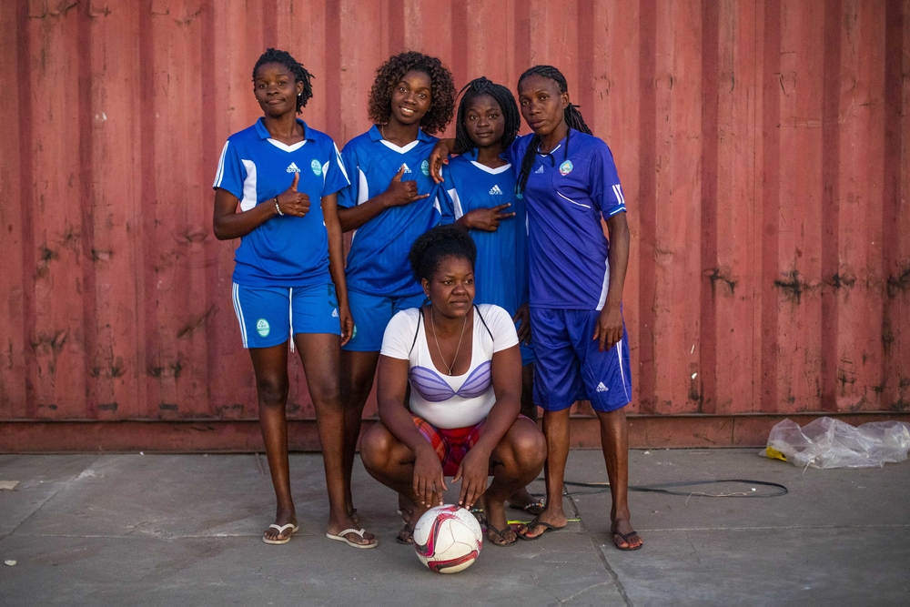 Equipo de fútbol femenino Cocoricoó en Beira, Mozambique
