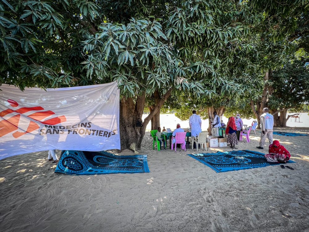 MSF establece una clínica móvil en la ciudad de Kreinik para facilitar el acceso a la atención médica a las comunidades afectadas por el conflicto.