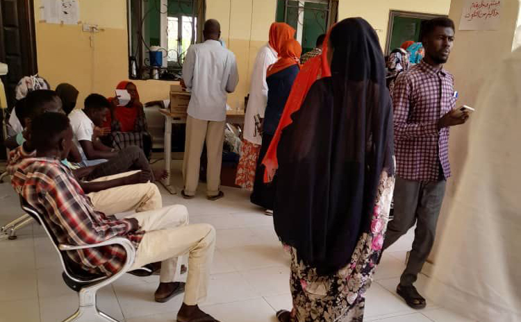 Durante una pausa en los combates en Sudán, MSF pudo hacer una donación de suministros médicos a un centro de salud de Jartum