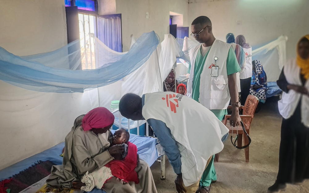 EL equipo médico de MSF revisa a un niño con desnutrición en el Hospital de Jebel Marra, Sudán