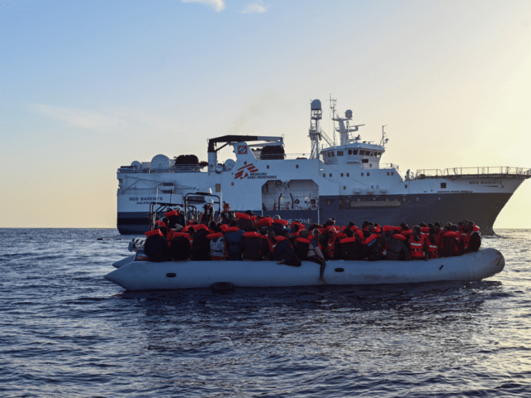 El equipo de MSF evacua a un paciente de urgencia al hospital regional de Mopti.