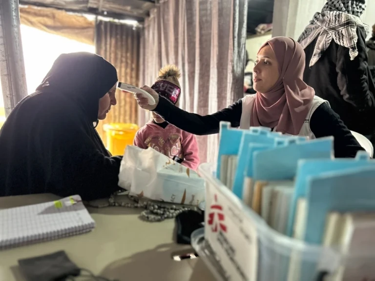 Fátima* vino con su nieta a la clínica móvil de MSF en Masafer Yatta. Ella fue una de las primeras en llegar ese día. Es su primera consulta médica en los últimos nueve meses. © Laora Vigourt/MSF