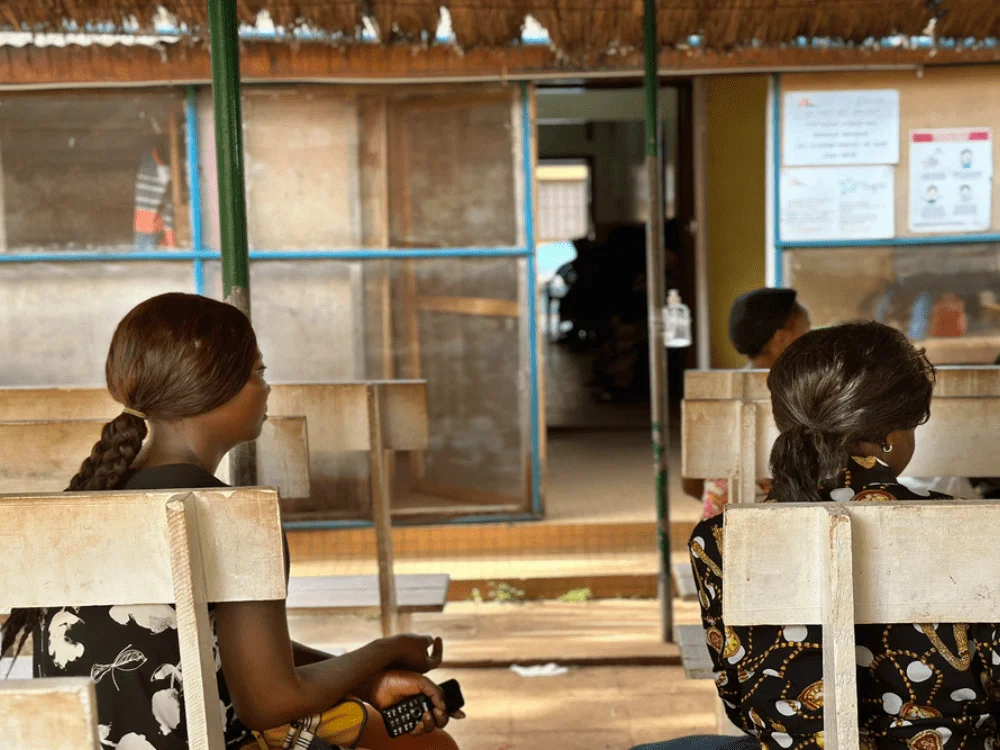 Zona de espera en el centro de Tongolo, Bangui. República Centroafricana, mayo de 2023. © Juan Carlos Tomasi/MSF