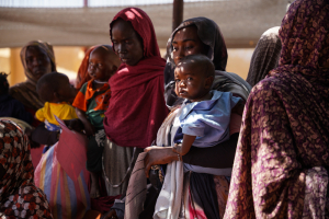 Los equipos de MSF brindan alimentos terapeúticos en el campo de Zamzam.