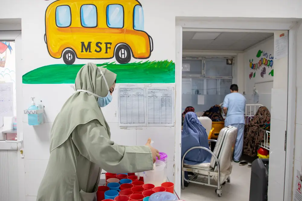 Personal de MSF prepara leche terapeúticapara niños y niñas con desnutrición ingresados en elHospital de Herat, Afganistán.