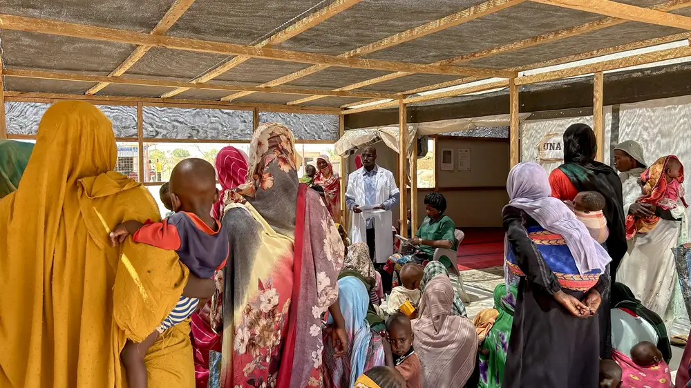 Mujeres refugiadas y sus hijos esperando consulta médica en el campo de Aboutengue, al este de Chad