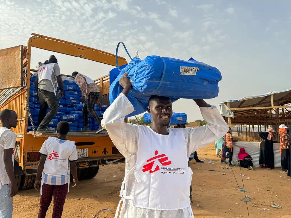 Personal de Médicos Sin Fronteras descarga suministros que serán distribuidos a la población refugiada sudanesa en el Este de Chad