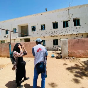 Personal de Médicos Sin Fronteras fuera de un centro de salud apoyado por MSF en Sudán.
