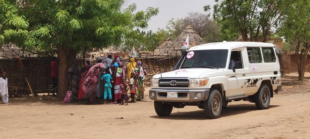 Automóvil de Médicos Sin Fronteras mientras el equipo realiza una exploración en aldeas distantes que permita ampliar nuestro apoyo médico. 