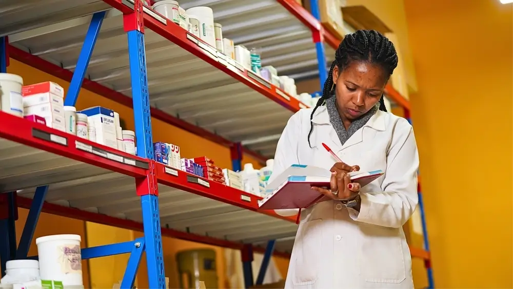 La Dra. Elizabeth Muritu realiza un balance de los medicamentos en la clínica de terapia médicamente asistida (MAT) Karuri, Kenia.