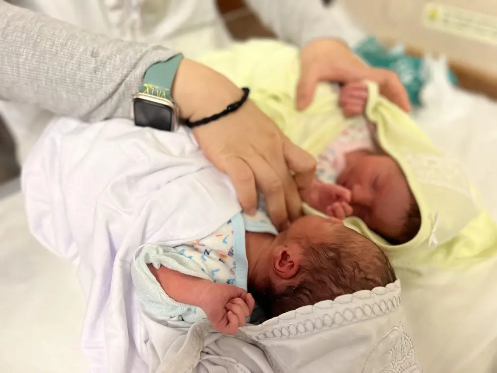 Dos recién nacidos en la sala de maternidad del hospital Al-Nasser, en el sur de Gaza.