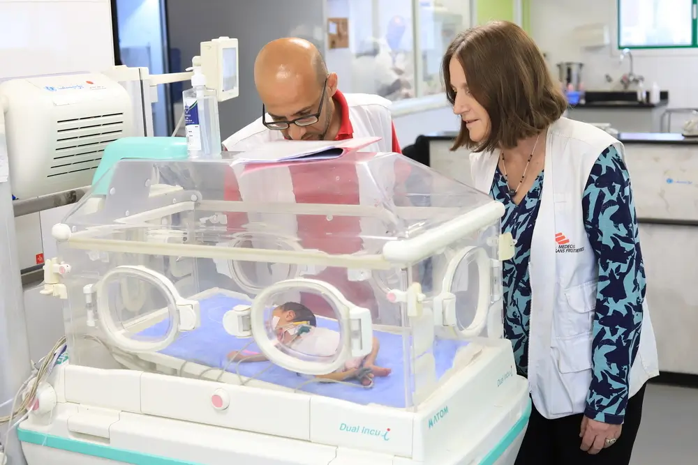 Personal de Médicos Sin Fronteras inspeccionan la sala de maternidad del Hospital Nasser