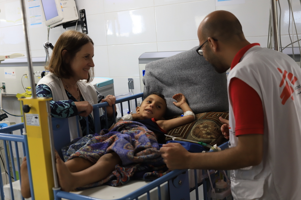 Mohammad Shihada,y Joanne Perry, revisan a un paciente pediátrico en el Hospital Al Nasser.
