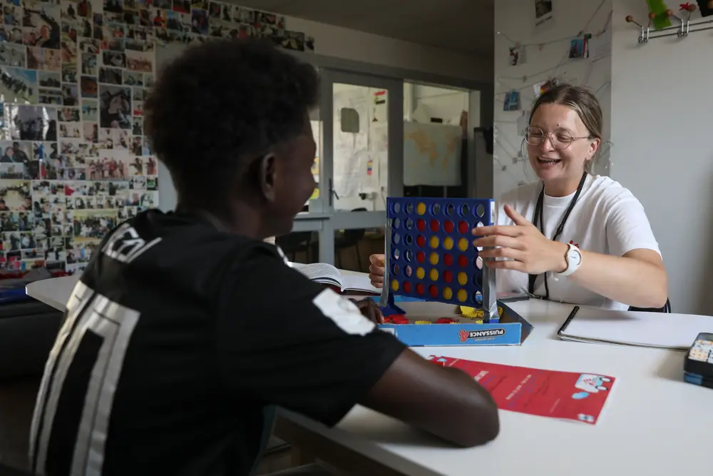 Menor no acompañado en una sesión de salud mental en nuestra clínica de día en Calais, Francia