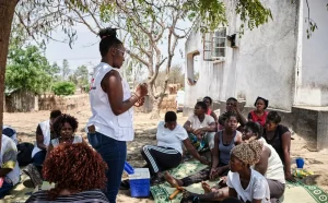 Jacqueline Zulu, responsable de promoción de la salud de MSF, enseña a las trabajadoras sexuales cómo realizar una autoprueba del virus del papiloma humano.