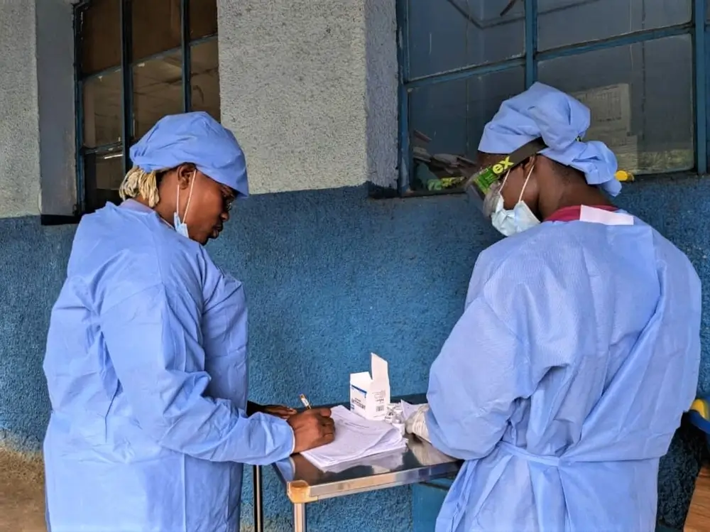 Dos trabajadores de la salud que reponden al brote de Mpox en el Congo, hablan en el hospital general de Budjala, con el apoyo de Médicos Sin Fronteras.