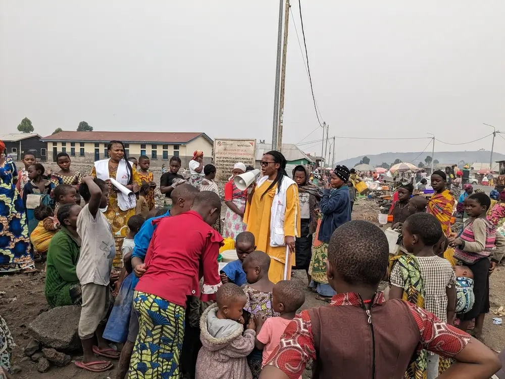 El equipo de promoción de la salud de MSF crean conciencia sobre ¿Qué es el Mpox? en el sitio de personas internamente desplazadas de Kanyaruchinya.