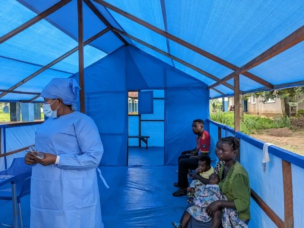 Interior del área de triaje de pacientes donde personal de MSF responde al brote de viruela símica en el hospital general de referencia de Budjala, República Democrática del Congo.