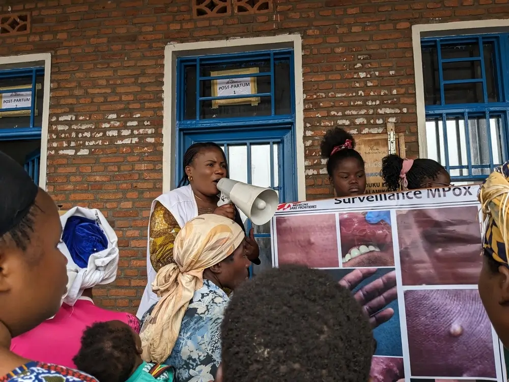 Promotoras de salud de Médicos Sin Fronteras crean conciencia sobre el Mpox o viruela símica entre la población de la República Democrática del Congo.