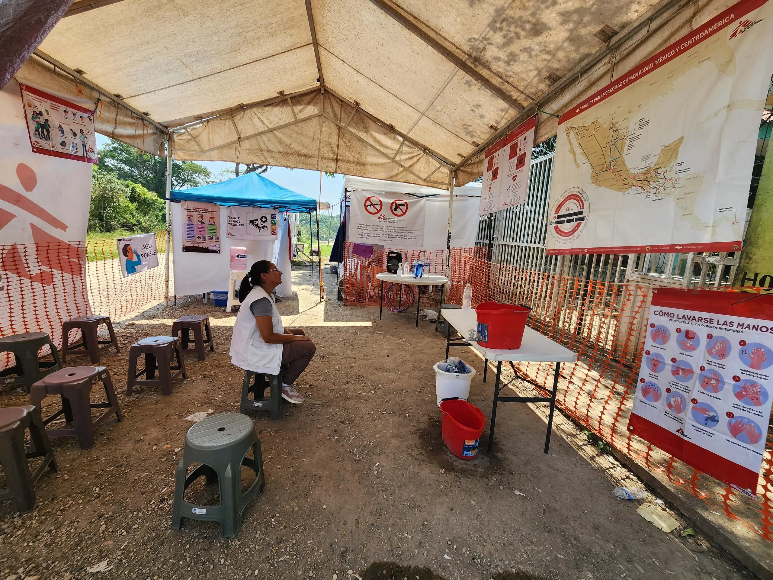 Una trabajadora de Médicos Sin Fronteras espera la llegada de personas migrantes en la clínca móvil de laorganización