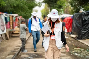 Equipo de Médicos Sin Fronteras dentro del campamento de personas migrantes en CDMX.