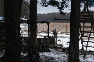 Un soldado vigila la frontera de Polonia con Bielorrusia en el parque Kozie Borki.