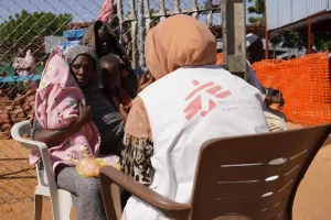 Personal de Médicos Sin Fronteras en una consulta médica en el campo de Zamzam.