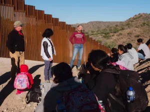 La Dra. Belén Ramirez, coordinadora de proyecto de MSF (centro, a la izquierda) junto a integrantes de las organizaciones Humane Borders y Tucson Samaritans. Hablan con un grupo de personas migrantes que cruzaron a Arizona.