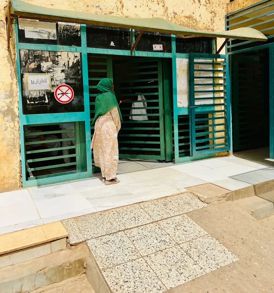 Una paciente en la entrada del hospital turco de Jartum, Sudán.