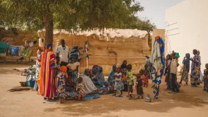 Tras los enfrentamientos en Mali, mujeres desplazadas y sus hijos se huyeron de Mandjebougou para refugiarse en una escuela pública de Niafounke.