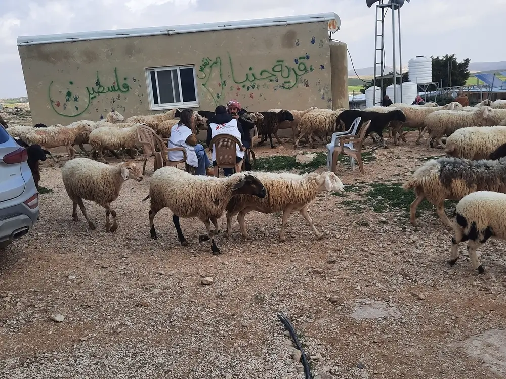 Un equipo de MSF consulta con un hombre de una comunidad de pastores en Jinba, Cisjordania.