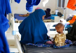 Lul Mohamed Abdi sentada con su hija de un año y medio, Muna Mohamed, que se está recuperando de la desnutrición en la sala de pediatría del Hospital Regional de la Bahía en Baidoa, Somalia.