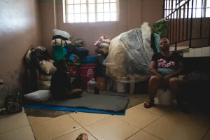 Una madre y su hija se instalaron en el pequeño espacio que les sirve de refugio, tras huir de la violencia en Puerto Príncipe, Haití.